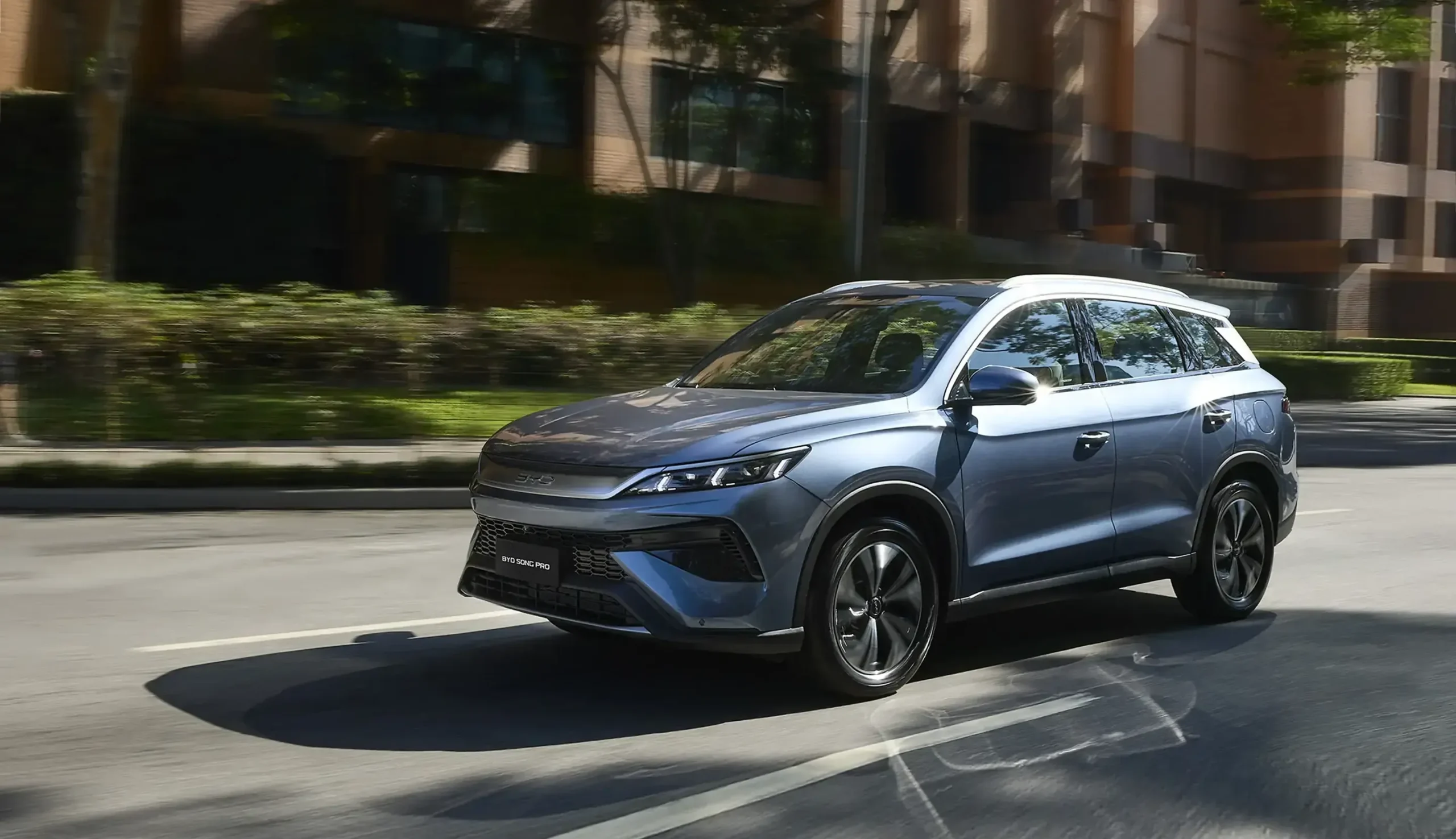 BYD lança Song Pro híbrido plug-in flex produzido no Brasil